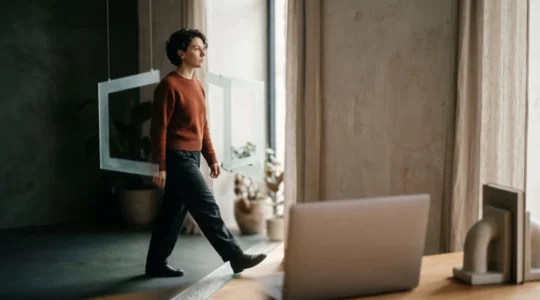 Une personne déterminée franchissant un obstacle symbolique lors d'un parcours de formation en ligne
